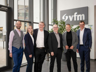 v.l.n.r.: Sascha Hartmann (vfm), Ulla Dörfler (vfm), Michael Cuepper
(Geschäftsführer der Zurich ZBV), Alexander Retsch (vfm), Kai Müller (Bereichsvorstand),
Klaus Liebig (Geschäftsführer vfm)