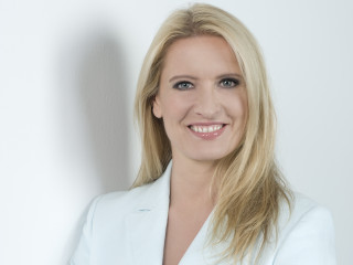 Wetterexpertin Claudia Kleinert hält einen Vortrag bei der LVM Versicherung.