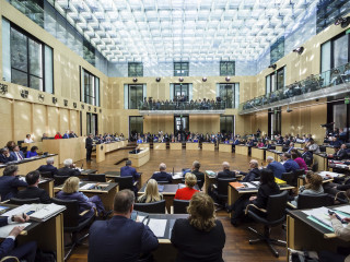 Volles Haus: Zur Abstimmung über das Finanzpaket sind Länderbänke und Tribünen in der 1052. Sitzung gut gefüllt