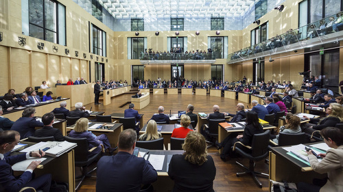 Volles Haus: Zur Abstimmung über das Finanzpaket sind Länderbänke und Tribünen in der 1052. Sitzung gut gefüllt