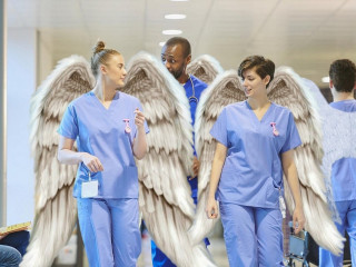 Nicht-ärztliches Personal übernimmt nicht nur administrative Aufgaben wie Terminvergaben, sondern auch medizinische Tätigkeiten wie Blutabnahmen oder Impfungen.