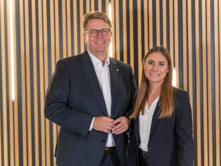 Martin Gräfer, Vorstand die Bayerische und Stephanie Kern, Leiterin des Geschäftsfelds Mensch.