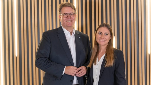 Martin Gräfer, Vorstand die Bayerische und Stephanie Kern, Leiterin des Geschäftsfelds Mensch.
