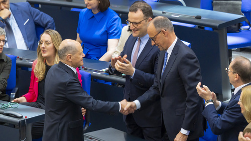 2. Sitzung des 21. Deutschen Bundestages - Kanzlerwahl: Bundeskanzler a.D. Olaf Scholz (2vl), SPD, MdB, gratuliert Bundeskanzler Friedrich Merz (2vr), CDU/CSU, MdB, zur Wahl.