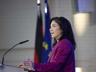 Herzliche Übergabe: Katherina Reiche, neue Bundesministerin für Wirtschaft und Energie, übernimmt das Amt von ihrem Vorgänger Robert Habeck, Bundesminister für Wirtschaft und Klimaschutz a.D.
© BMWE
Bundeswirtschaftsministerin Katherina Reiche bedankte sich in ihrer Amtsantrittsrede bei ihrem Vorgänger für die geleistete Arbeit.
© BMWE