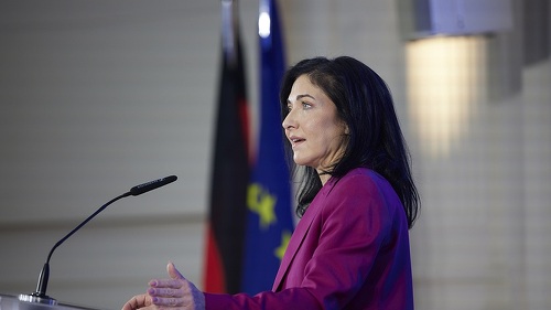 Herzliche Übergabe: Katherina Reiche, neue Bundesministerin für Wirtschaft und Energie, übernimmt das Amt von ihrem Vorgänger Robert Habeck, Bundesminister für Wirtschaft und Klimaschutz a.D.
© BMWE
Bundeswirtschaftsministerin Katherina Reiche bedankte sich in ihrer Amtsantrittsrede bei ihrem Vorgänger für die geleistete Arbeit.
© BMWE