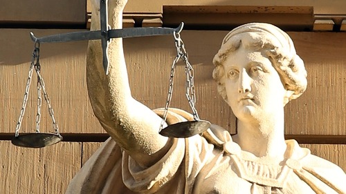 Der Bundesgerichtshof (BGH) hat die Verurteilung zweier Angeklagter wegen gewerbsmäßigen Betrugs durch das Landgericht Weiden i.d.OPf. bestätigt.