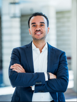 Jerome Evans ist Geschäftsführer der firstcolo GmbH. Seit über 15 Jahren befasst er sich mit IT-Dienstleistungen,
speziell Datacentern, und kümmert sich um den Aufbau und Betrieb von Rechenzentren.