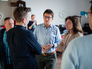 IKK-Südwest-Chef Prof. Dr. Jörg Loth im Dialog mit Dr. med. Angelika Thönnes, Vorsitzende des Adipositas-Netzwerk Saar und Umweltstaatssekretär Sebastian Thul bei der Auftaktveranstaltung des Projekts "schmeckt.einfach.gut".