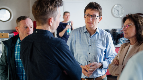 IKK-Südwest-Chef Prof. Dr. Jörg Loth im Dialog mit Dr. med. Angelika Thönnes, Vorsitzende des Adipositas-Netzwerk Saar und Umweltstaatssekretär Sebastian Thul bei der Auftaktveranstaltung des Projekts "schmeckt.einfach.gut".