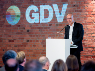 GDV-Hauptgeschäftsführer Jörg Asmussen auf einer GDV-Konferenz 2022 (Archiv).