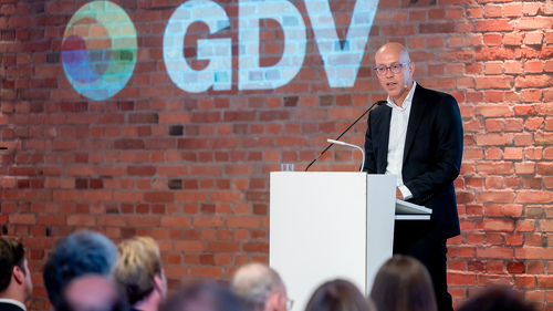 GDV-Hauptgeschäftsführer Jörg Asmussen auf einer GDV-Konferenz 2022 (Archiv).