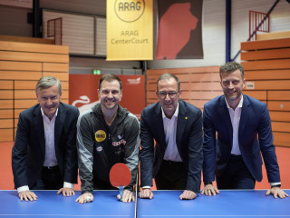 von links nach rechts:
Andreas Preuß, Manager der Borussia Düsseldorf, Timo Boll, Jakob Muziol, Abteilungsleiter Marketing der ARAG SE, Dr. Wolfgang Dörner, Vorstandsvorsitzender des Deutschen Tischtennis-Bundes (DTTB)