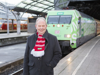 DEVK-Vorstandsvorsitzender Gottfried Rüßmann steht vor DEVK-Lok