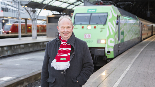 DEVK-Vorstandsvorsitzender Gottfried Rüßmann steht vor DEVK-Lok