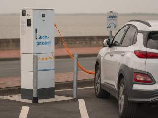 Mehr Privatleute steigen wieder auf E-Autos um – erstmals bewerten bundesweit über 48 % Elektroautos positiv, zeigt das HUK E-Barometer.