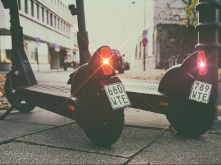 Die Zahl der E-Scooter-Unfälle mit Personenschaden ist im Jahr 2024 deutlich angestiegen.