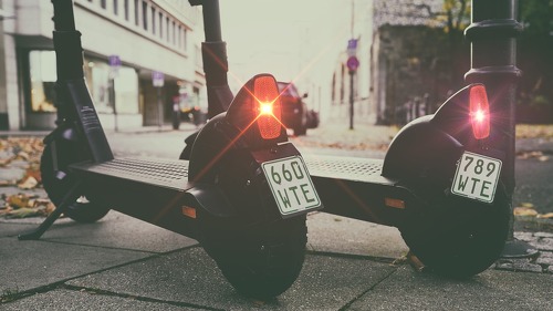 Die Zahl der E-Scooter-Unfälle mit Personenschaden ist im Jahr 2024 deutlich angestiegen.