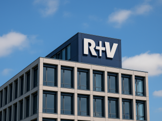 Die R+V Versicherung hat im ersten Halbjahr 2025 ihre Beitragseinnahmen deutlich steigern können.