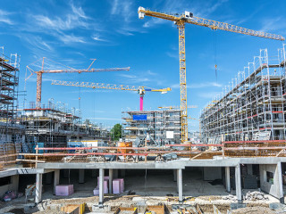 Einfamilienhäuser im Plus, Mehrfamilienhäuser stagnieren – die Bauwirtschaft bleibt im Ungleichgewicht.