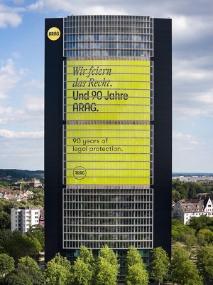 Mit einer bundesweiten Kampagne und einem 125 Meter hohen Jubiläumsmotiv am Düsseldorfer ARAG Tower feiert die ARAG ihr 90-jähriges Bestehen.