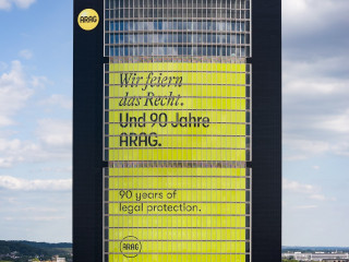 Mit einer bundesweiten Kampagne und einem 125 Meter hohen Jubiläumsmotiv am Düsseldorfer ARAG Tower feiert die ARAG ihr 90-jähriges Bestehen.