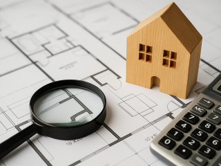 Das Analysehaus ASCORE erweitert sein Scoring für Wohngebäudeversicherungs-Tarife 2025 um neue Kriterien wie Gebäudealter, Bauartklassen und Vorschäden.