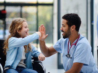 Familien, die mehr als nur den Standard suchen, sollten nicht nur auf den Beitragssatz achten. Zusatzleistungen können erhebliche finanzielle Vorteile und Versorgungssicherheit bieten – besonders rund um Schwangerschaft, Geburt und Kindergesundheit. Ein gezielter Kassenvergleich lohnt sich mehr denn je.