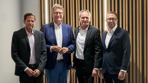 v.l.n.r.: Patrick Vehoff, Vorstand die Bayerische ProKunde AG & compexx Finanz AG , Martin Gräfer, Vorstandsmitglied der Bayerischen, Frank Lamsfuß, Vorstandsmitglied der BarmeniaGothaer und Markus Brochenberger, Vorstandsvorsitzender der compexx Finanz AG.