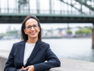 DEVK-Expertin Salima Laux leitet in Köln die Abteilung Sach-Schaden.