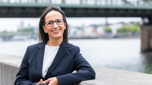 DEVK-Expertin Salima Laux leitet in Köln die Abteilung Sach-Schaden.