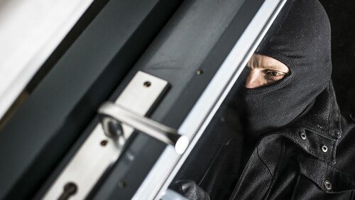 mann-einbruch-haustuer-58856184-FO-bramgino
