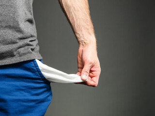 mann-mit-leeren-hostentaschen-blau-91724891-FO-sharpshutter22