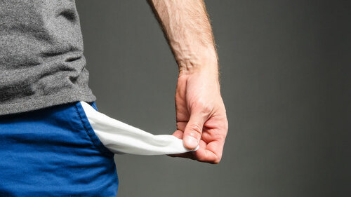 mann-mit-leeren-hostentaschen-blau-91724891-FO-sharpshutter22