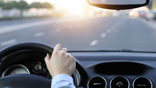 Autofahren-74516237-FO-ambrozinio