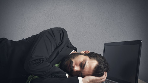 MannSchlaeftAufLaptop-85703602-FO-alphaspirit