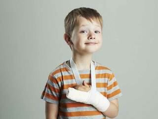 JungeGipsarm_85238195_FO_eugenepartyzan