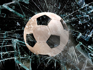 Ball-zerspringende-Scheibe-75565566-FO-WScott