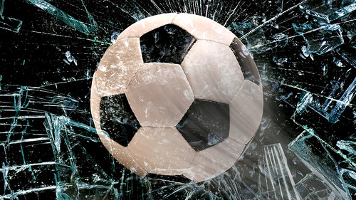 Ball-zerspringende-Scheibe-75565566-FO-WScott