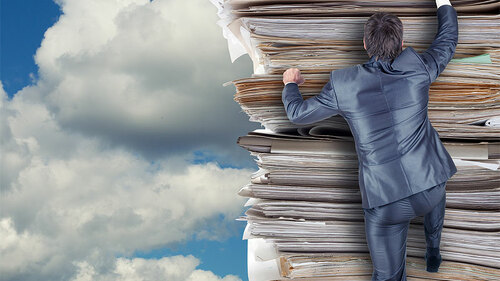 MannErklettertAktenstapel-49289535-FO-Nomad-Soul