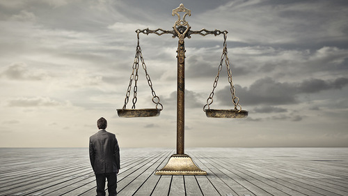 Makler-Waage-84796886_FO-olly