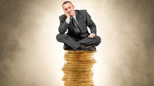 MannSitztAufMuenzen-86729254-FO-Giuseppe-Porzani