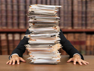 MannHinterAktenstapel-FO-80753374-BillionPhotos-com