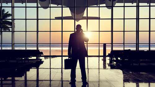 BusinessManAirport-77541679-FO-Rawpixel-com