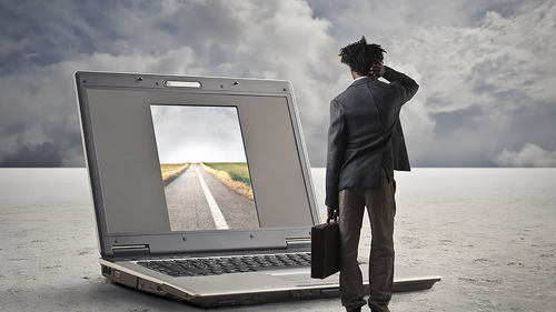 laptop-mann-strasse-71371951-FO-olly
