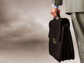 mann-aktentasche-anzug-62548459-FO-Sergey-Nivens