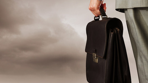 mann-aktentasche-anzug-62548459-FO-Sergey-Nivens