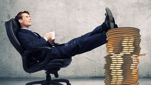 mann-entspannt-auf-geld-71124851-FO-Sergey-Nivens