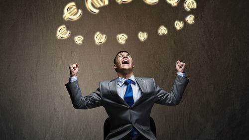 mann-auf-stuhl-euro-59401014-FO-Sergey-Nivens