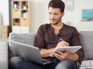 mann-lernt-am-laptop-86269663-FO-contrastwerkstatt